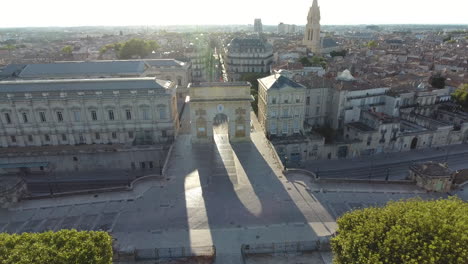 Aerial-back-travelling-Montpellier-Ecusson-arc-de-triomphe.-Early-morning-France